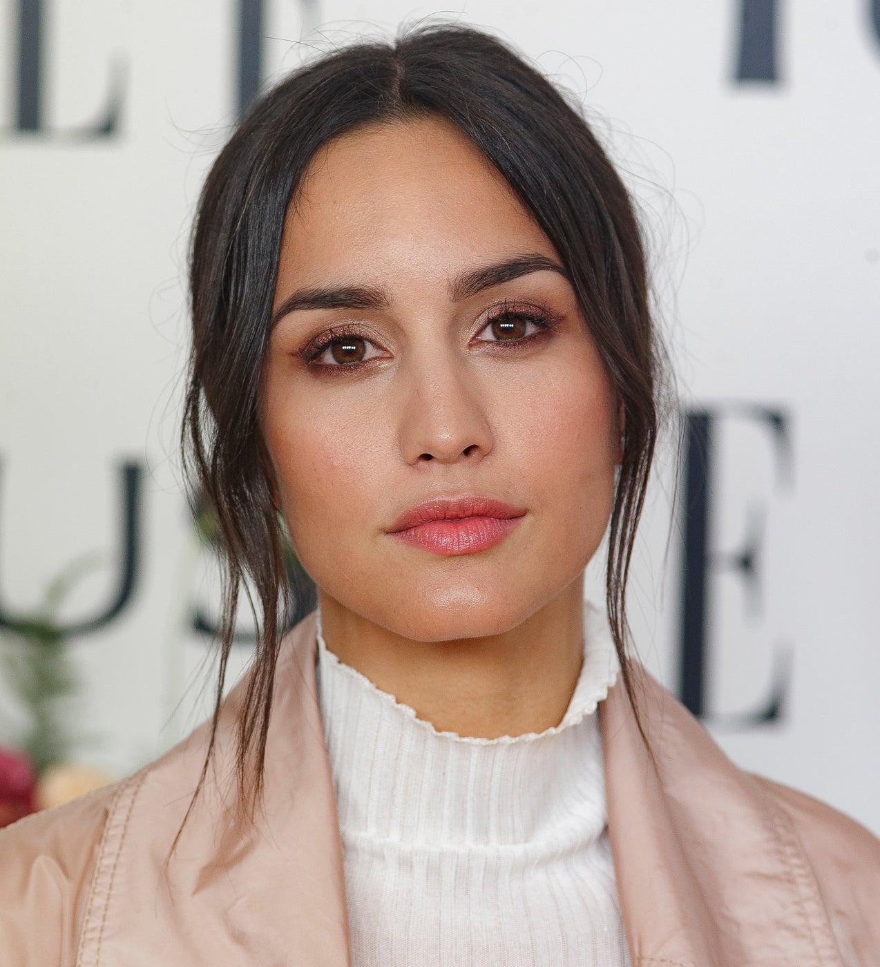 Tanto su peiando como su maquillaje respiran frescura. Megan ha recogido su pelo en un sencillo moño en los que los mechones sueltos son muy favorecedores. Y, para dar un puntito sofisticado a su maquillaje natural, ha usado un eleyiner cromado tanto en la línea de las pestañas superior como en la inferior.