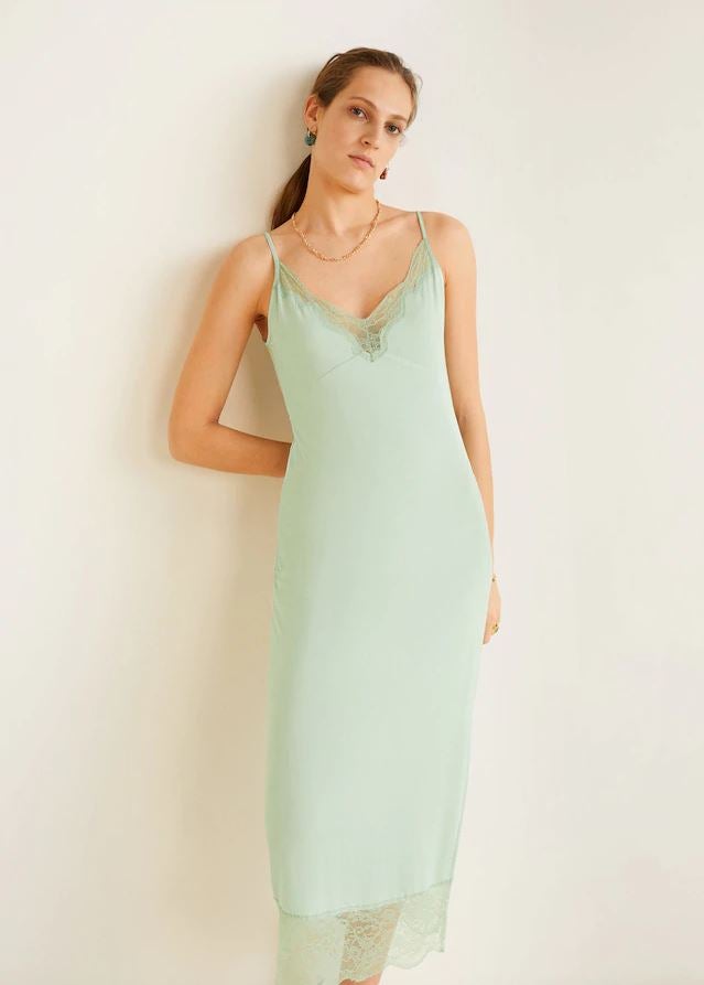 Mango apuesta por el verde agua con una de las propuestas más delicadas de la primavera. Este vestido lencero de largo midi con detalle de blonda cuesta 29.99 euros.