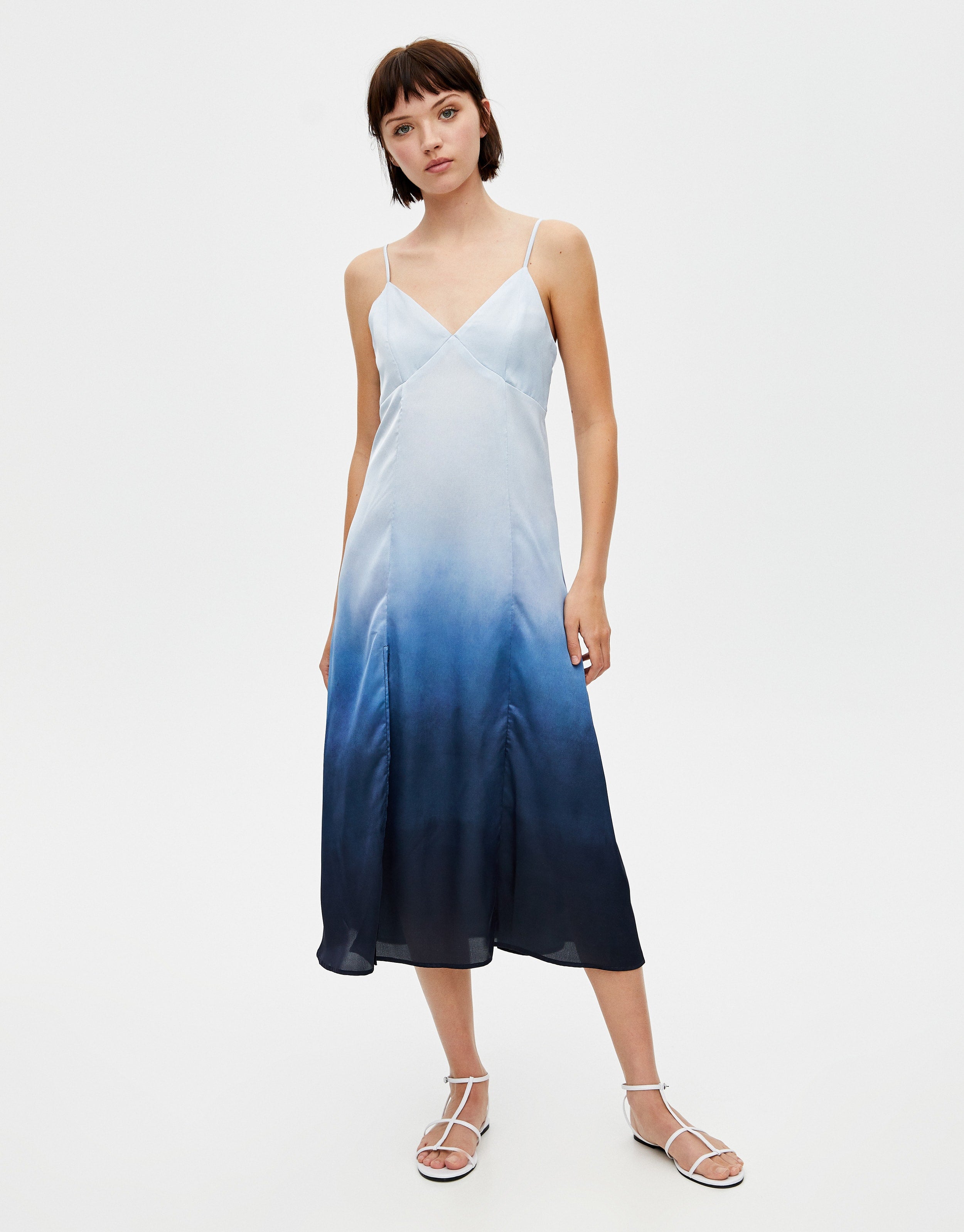 Pull&Bear apuesta por el estampado 'tie dye' con este vestido lencero  midi en tonos azules que cuesta 25.99 euros.