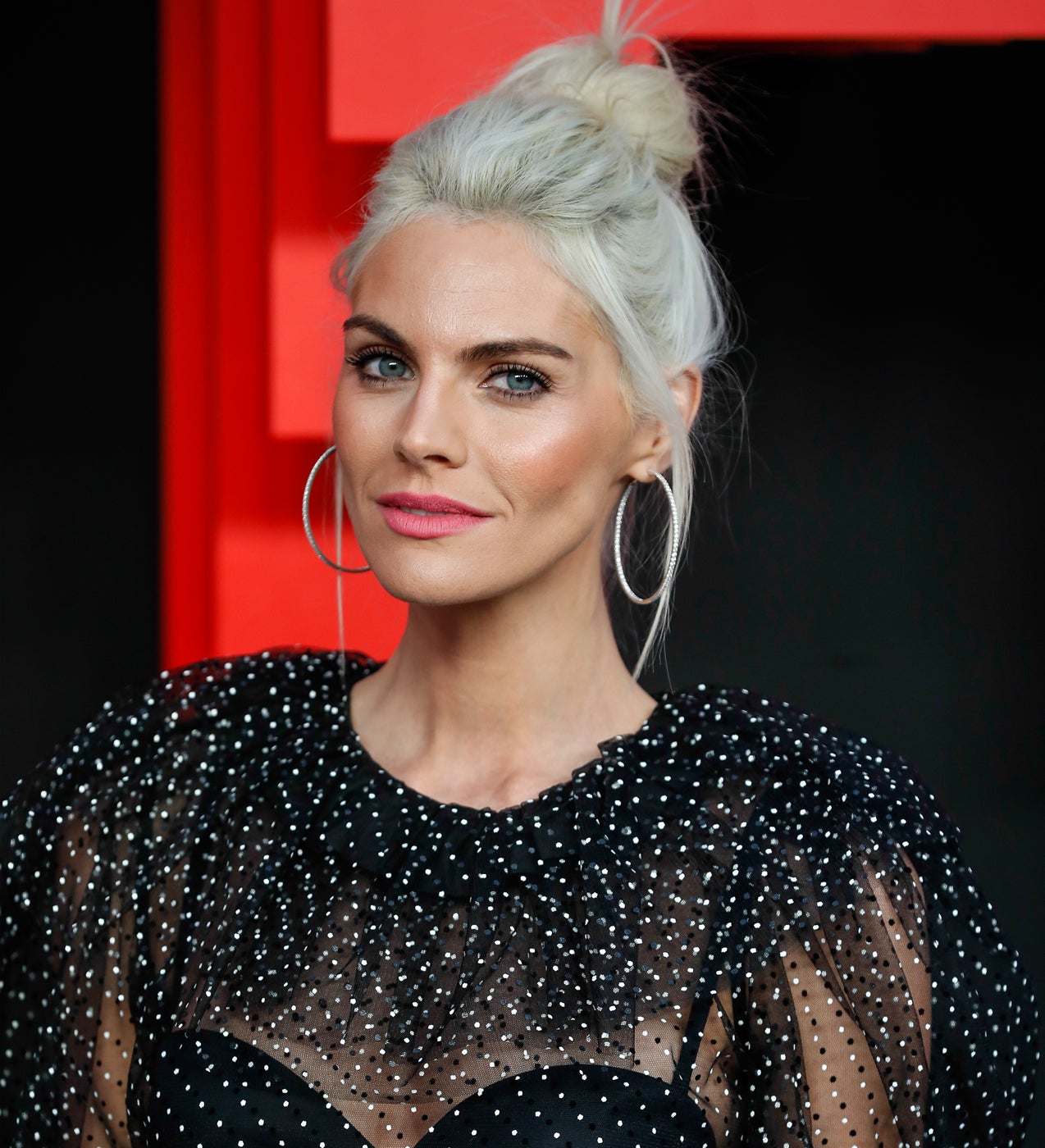 Seguro que Amaaia ha querido que su recién estrenado color de pelo blanco nórdico sea el protagonista del look, por lo que ha preferido lucir un maquillaje que no destacara en exceso. Ojos naturales pero con pestañas marcadas, mejillas sonrosadas y boca ligeramente coral han cumplido su objetivo.