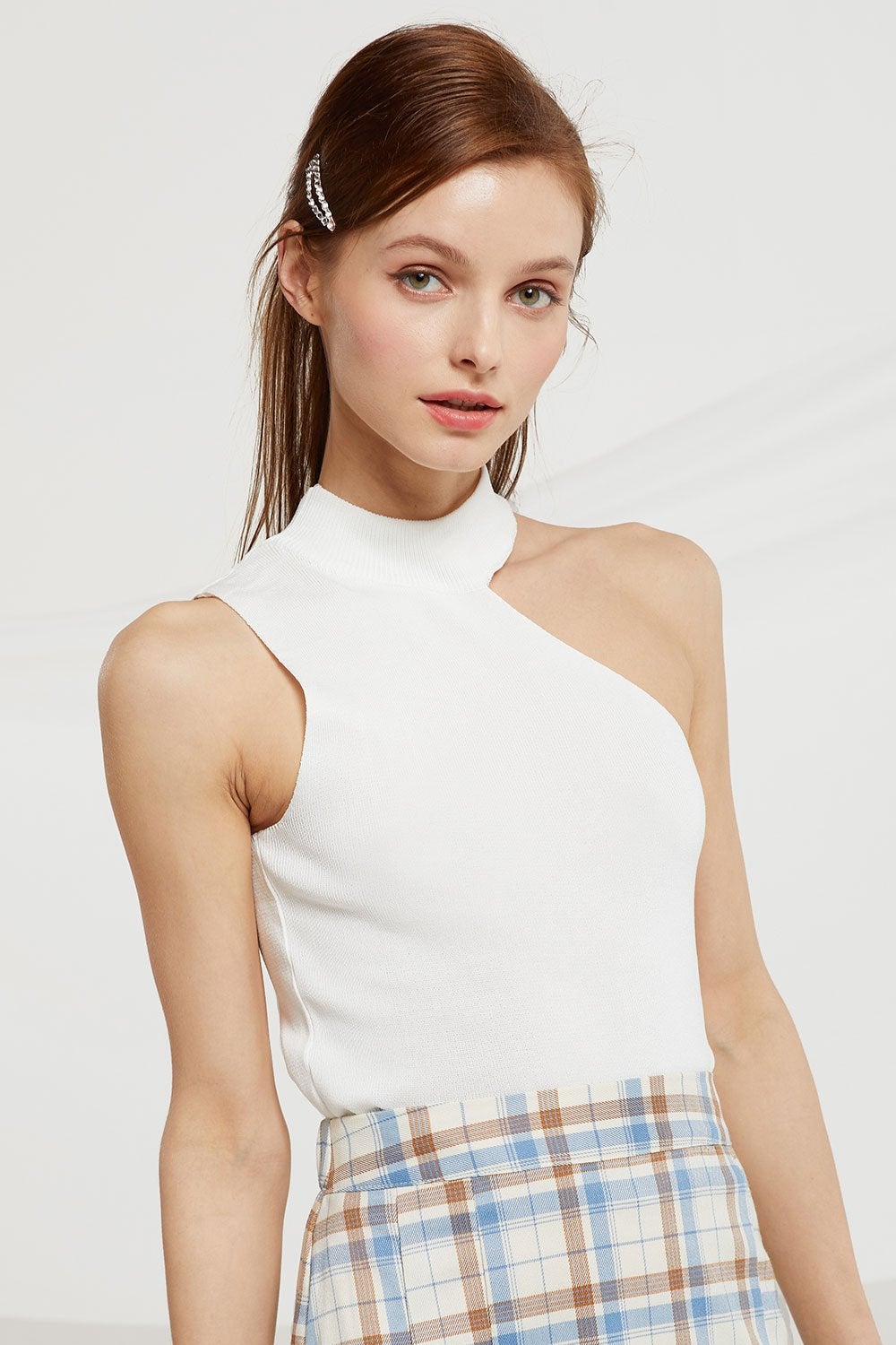 Si todavía no te has hecho con un top asimétrico este es el momento perfecto. Son tendencia y favorecen a cualquier silueta. No podrás separarte de él hasta el final de verano. (31,95 euros).