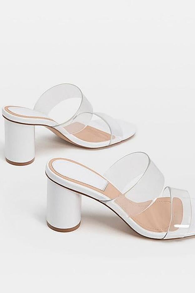 Tacones blancos con vinilo. (29,99 euros).