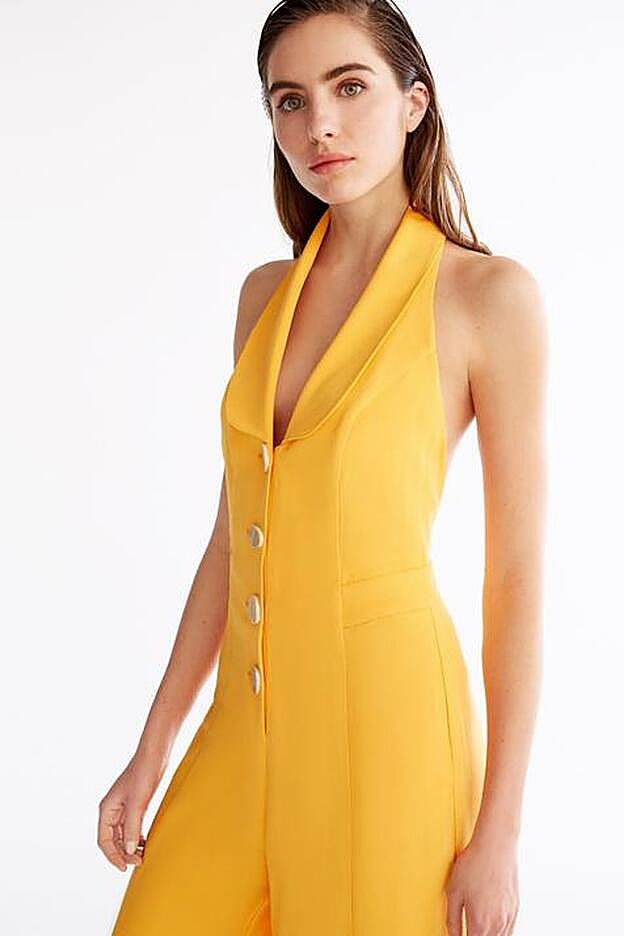 El mono tiene unas costuras estratégicas para marca la silueta a la perfección.