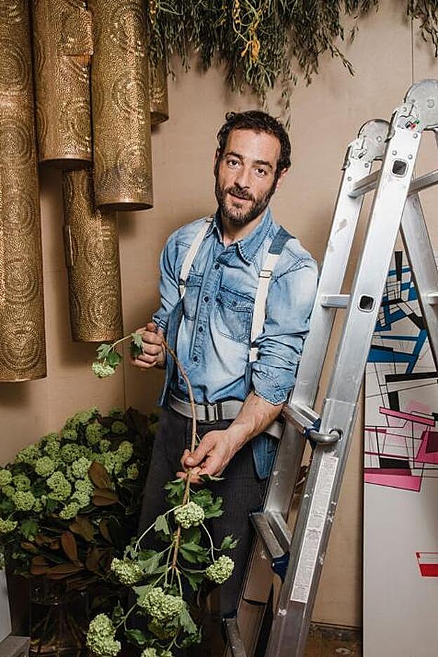 Carlos de Troya nos recibe en su tienda taller.