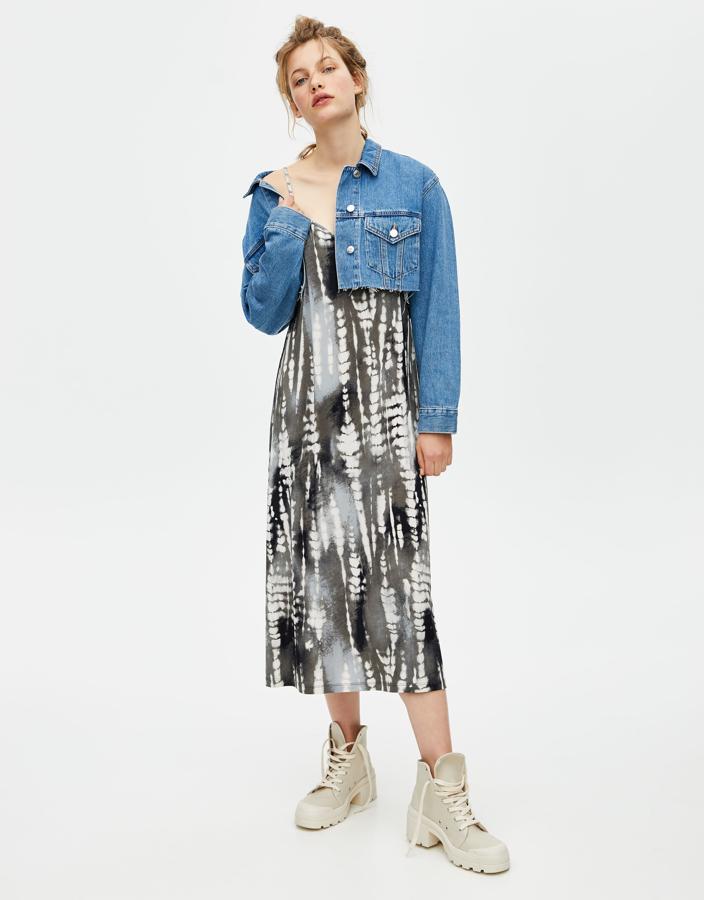 Vestido midi con estampado 'tie dye' de Pull&Bear (19.99 euros)
