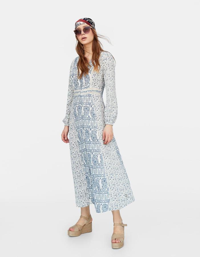 Maxi vestido de inspiración 'boho' con estampado paisley en tonos azules y blanco, de Stradivarius (29.99 euros).