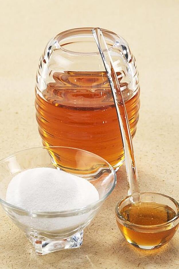 Solo necesitas miel y azúcar para conseguir tu propio exfoliante de labios natural.