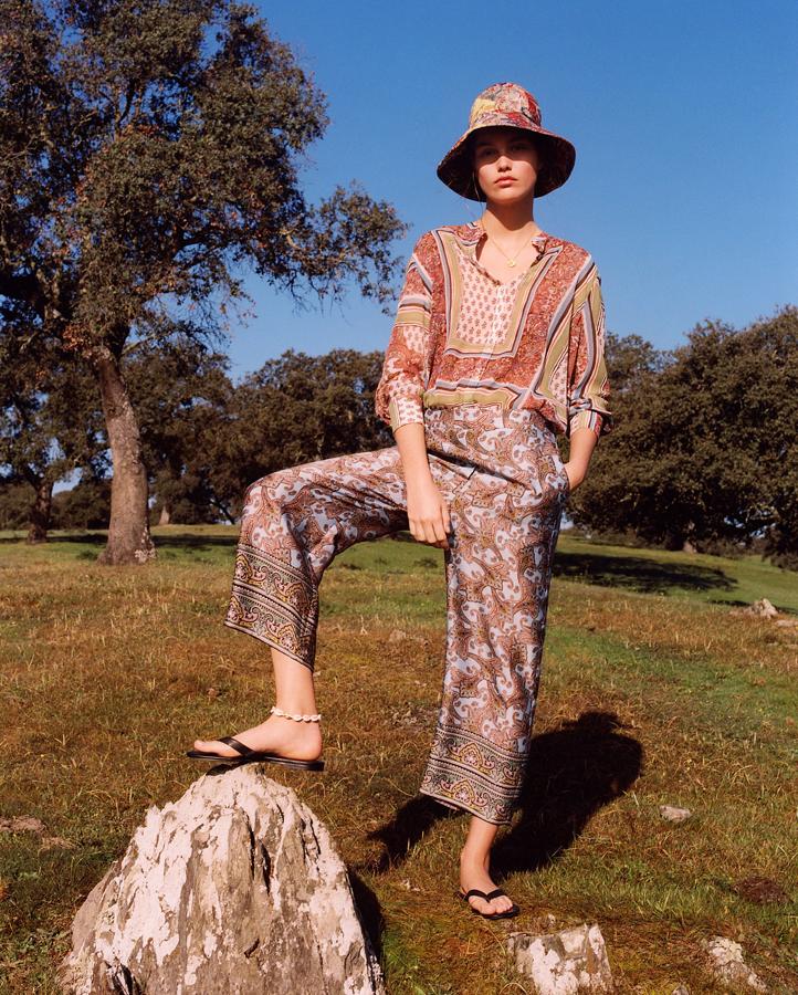 Otro estampado que sobrevive al invierno es el 'print' pañuelo, que nos deja looks como este dos piezas de Mango de inspiración 'pijamera'.