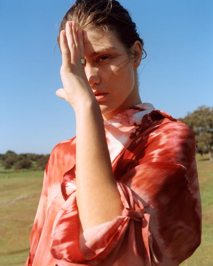 Los looks de nuestra adolescencia vuelven con prendas de estampado 'tie dye' o desteñido como esta blusa de Mango (39.99 euros).