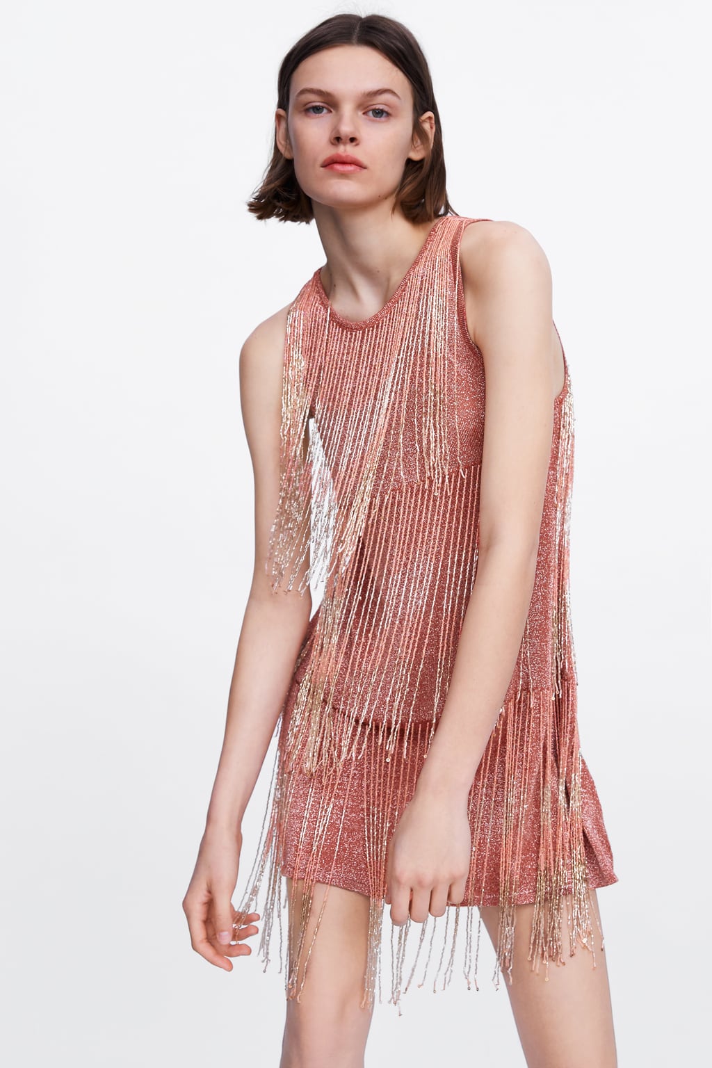 El vestido de flecos y brillantes edición limitada de Zara con el que triunfarás en cualquier fiesta de noche. (59,95 euros).