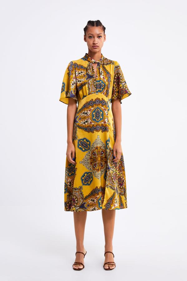 También con estampado étnico, este vestido de Zara (39.95 euros) es una apuesta segura para bodas de día.