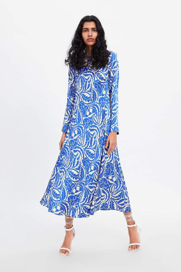 Este vestido midi con estampado vegetal en azul es una de las mejores compras de la temporada en Zara. Cuesta 39.95 euros, y te lo podrás poner para ir perfecta a una boda de verano en el norte, pero también para derrochar estilo en la oficina.