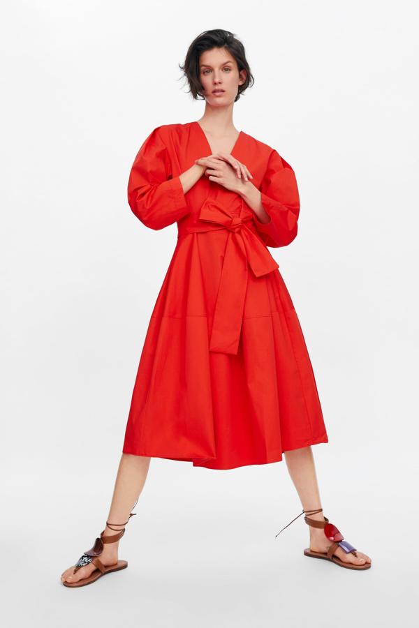 Este vestido midi rojo con volumen en las mangas y cinturón podría ser de Carolina Herrera, pero es de Zara. Y cuesta 49.95 euros.