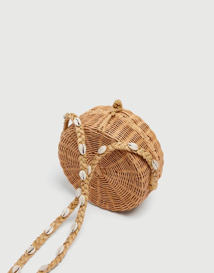 Redondo, de mimbre, esta opción de Pull&Bear tiene las conchas marinas en la bandolera (25,99 euros).