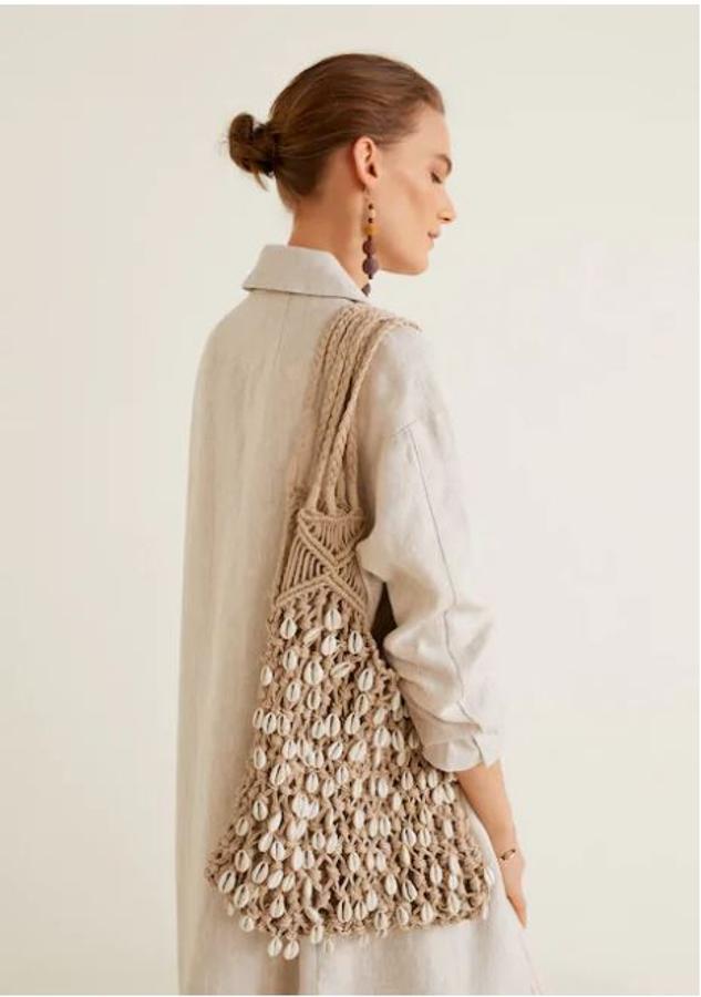 En Mango no escatiman con los abalorios. Este es uno de nuestros favoritos, de red con muchas conchas. Un complemento perfecto para pasear a la orilla del mar (39,99 euros).