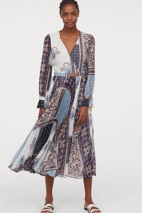 En la Web de H&M sí que encontramos este vestido de inspiración boho que combina estampado paisley y flores, y que también nos sirve para copiar el vestido de Sandro de la Reina Letizia. Cuesta 59.99 euros.