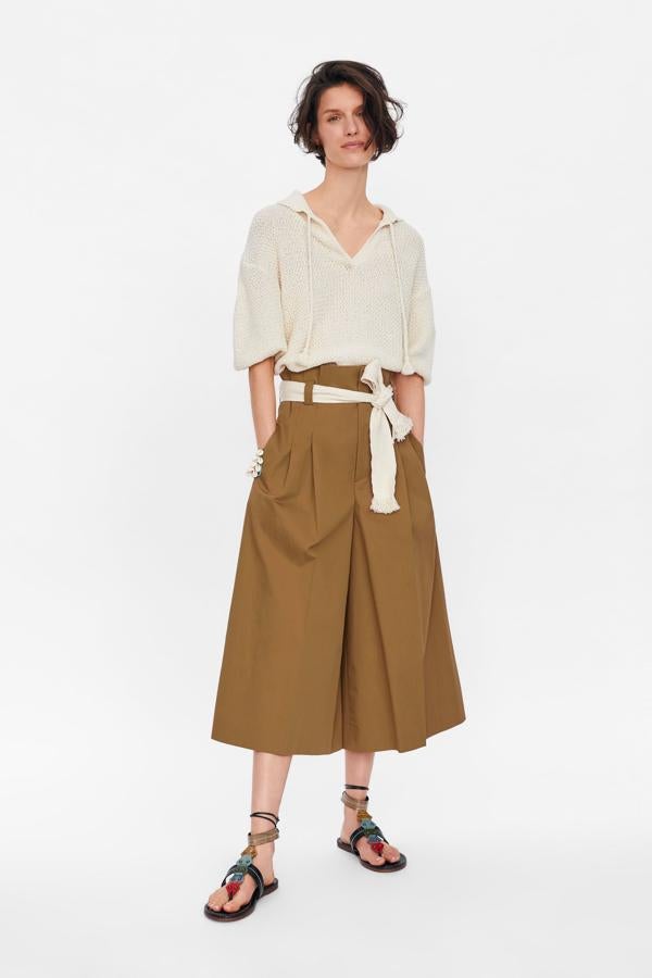 Como si fuera la falda pantalón que se llevaba en los 90, pero con el detalle del cinturón de tejido rústico (29,95 euros).