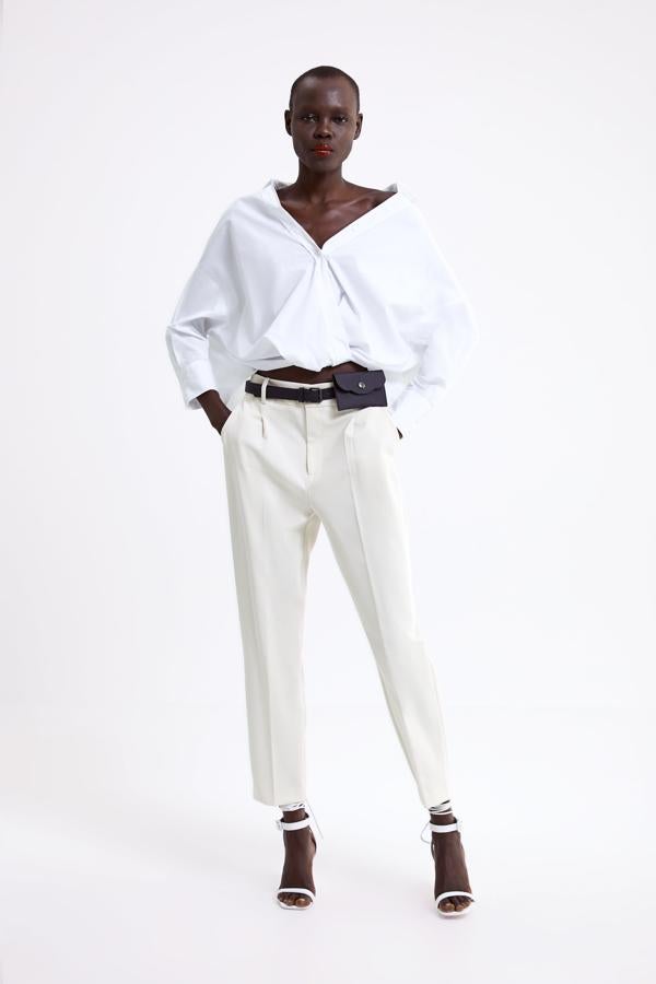 Ese modelo en blanco y de pinzas lleva la riñonera incorporada en el cinturón (29,95 euros).