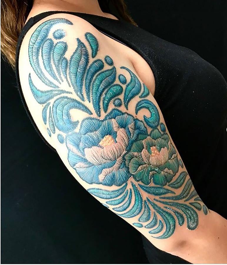 Tatuajes bordados: flores en azul