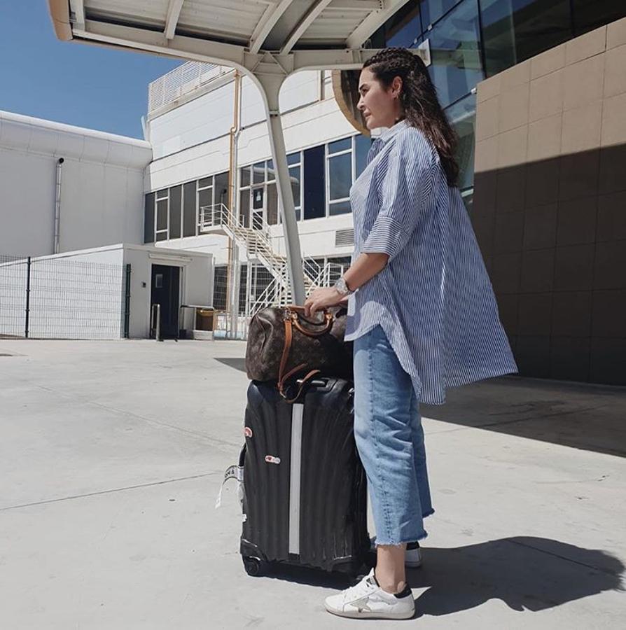 Vicky Martín Berrocal apostó por un sencillo look de camisa de rayas oversize y vaqueros cropped de Zara  para viajar a Portugal , donde disfrutó de unos días de vacaciones.