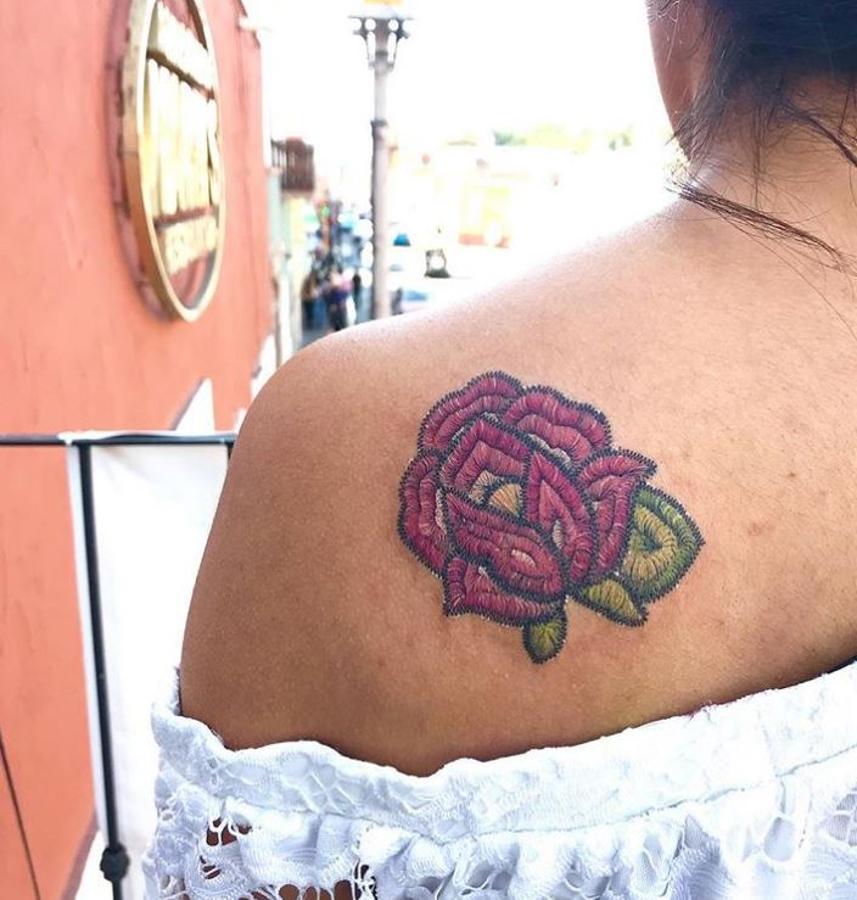 Tatuajes bordados: flor rosa.