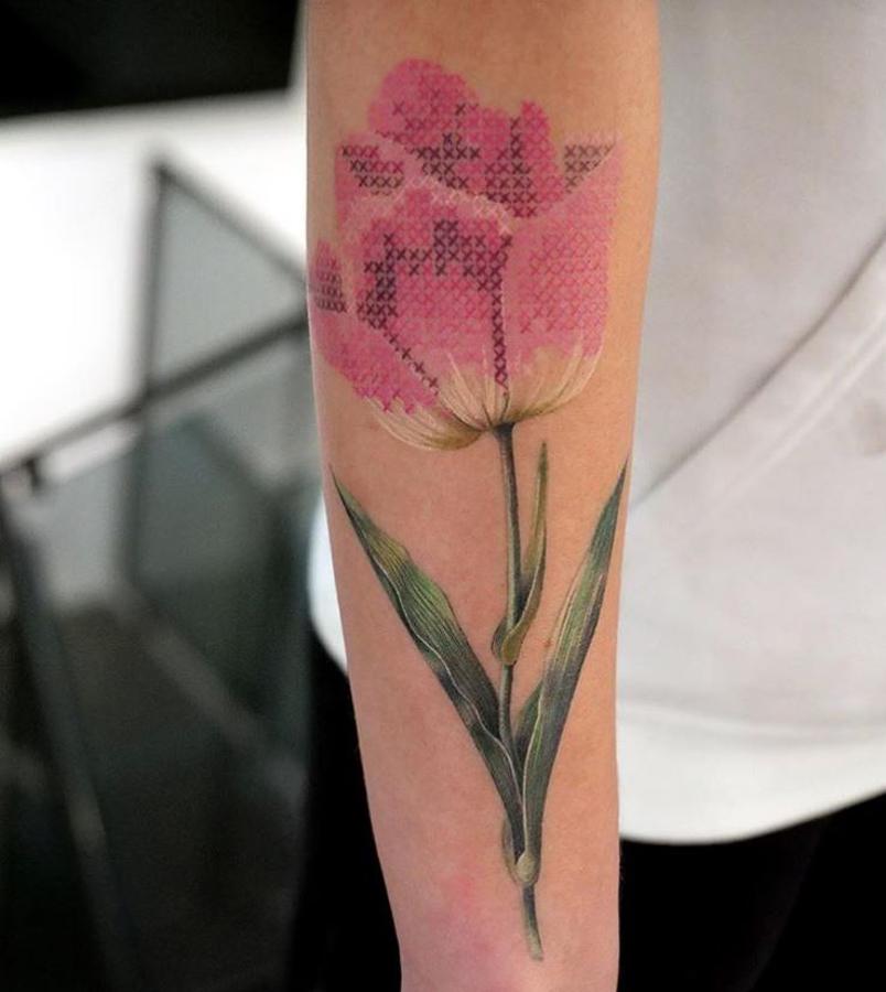 Tatuajes bordados: flor en punto de cruz