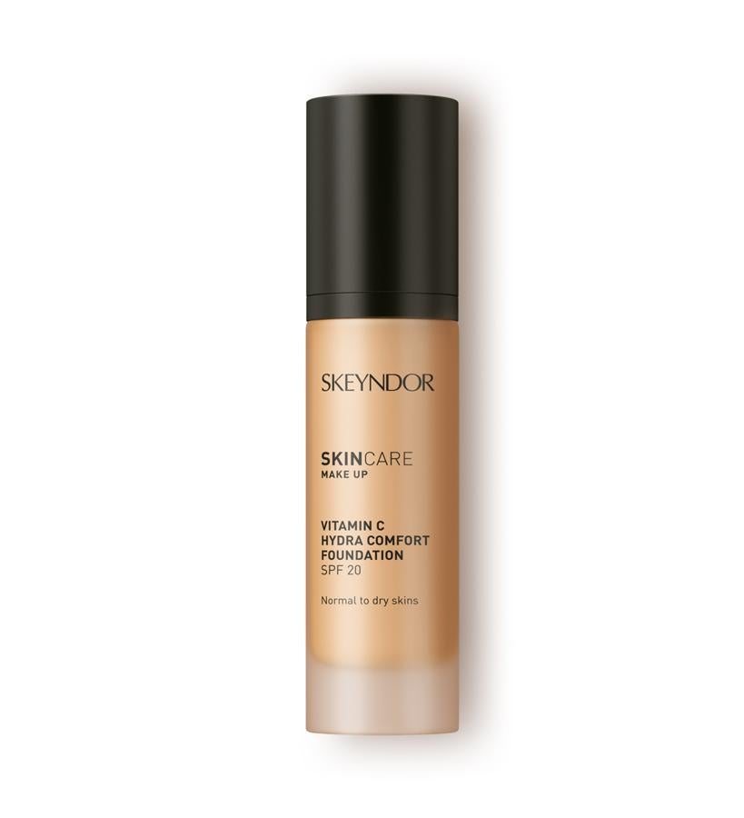 Maquillaje fluido de larga duración, hidratante, de acabado natural y con SPF 20. La vitamina C que contiene su fórmula aporta un gran poder antioxidante que proporciona a la piel un efecto luminoso. Disponible en 4 tonos.  Vitamin C Brightening Matte Foundation de Skeyndor  (35 €).
