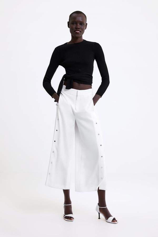 Con corchetes en los laterales, también los hay en color negro (29,95 euros).