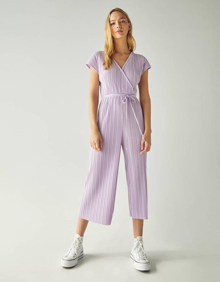 Mono largo cruzado en color morado, 22,99 euros.