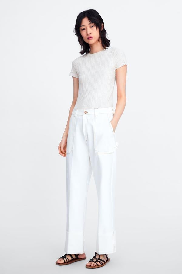 En blanco, rectos y con un bajo XXL, llevan los bolsillos rematados a la vista (25,95 euros).