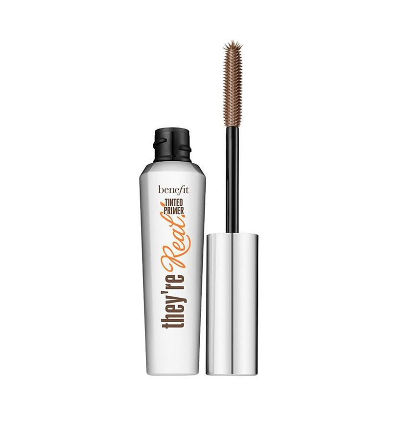 Prebase color marrón claro se puede llevar sin necesidad de ningún otro producto más, para conseguir unas pestañas naturales, gruesas y muy largas. Su fórmula en gel de alto rendimiento es resistente al agua y cuida de tus pestañas gracias a la provitamina B5. (27,95 €).