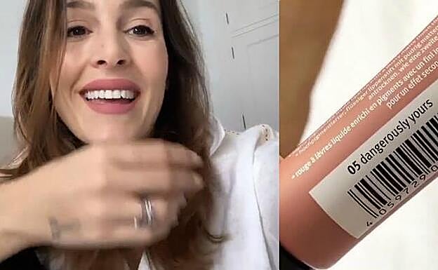 Rociío Osorno muestra el labial que lleva en la misma fotografía.