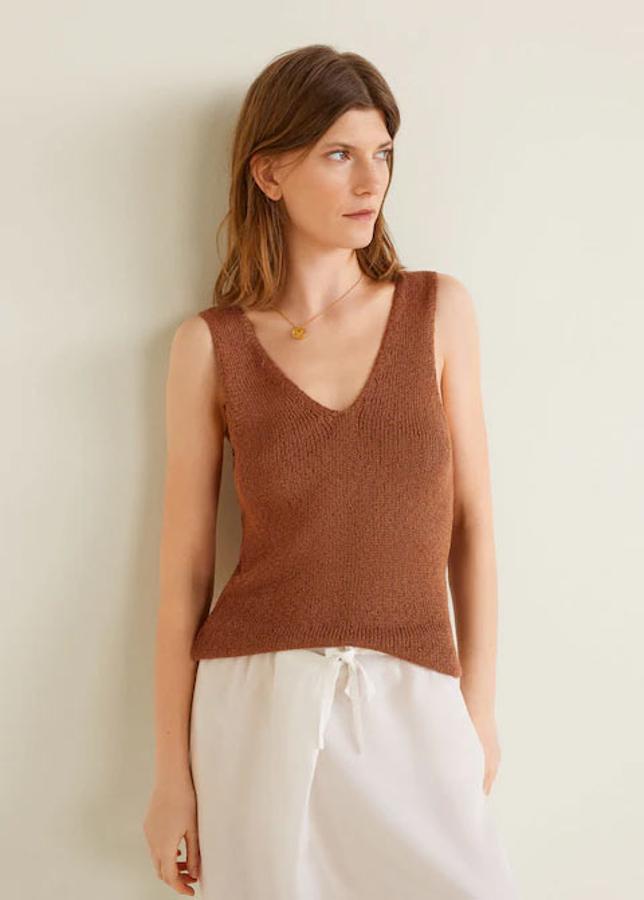 Top de punto con escote en pico, 19,99 euros.