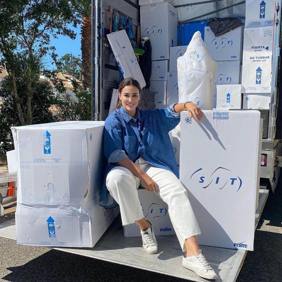 Con esta imagen de mudanza, Vicky Martín Berrocal confirmó que su pantalones favoritos son  estos de Zara  en color blanco, muy baratos y que tiene un diseño muy cómodo y favorecedor.