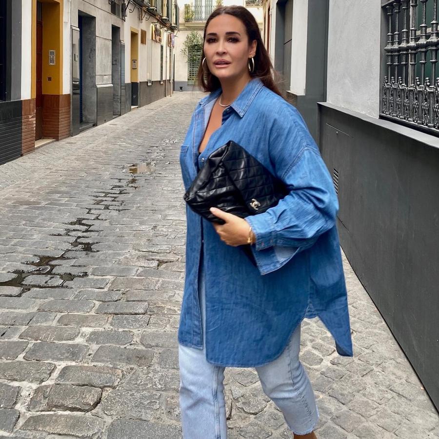 Este  look total denim  es uno de los que más nos gustó para los meses de entretiempo. Con una camisa oversize de zara, la combinó con uno vaqueros unos tonos más claros es una combinación denim perfecta.