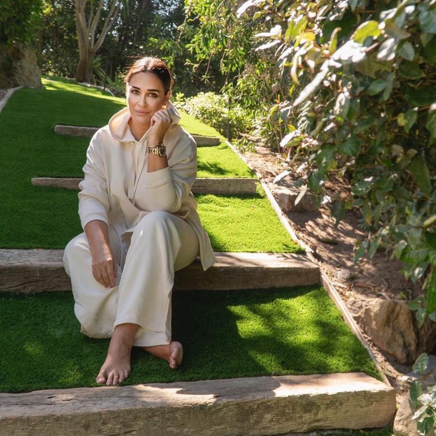 En este caso también de Zara, pero de  Zara Home , con un conjunto súper cómodo de sudadera con capucha y pantalón amplio en color crudo.