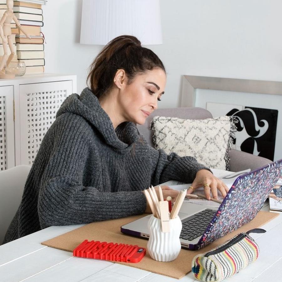 La sevillana no se complicó la vida durante la cuarentena y eligió los looks más cómodos y calentitos. El ejemplo perfecto es este,  con jersey gris de Zara .