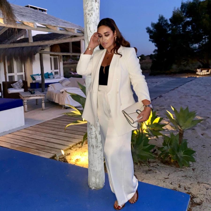 Nos chifla un traje de chaqueta, pero si es blanco más aún y este que llevó este verano Vicky Martín Berrocal no podía ser más elegante. Es de Zara y Vicky demostró  cómo se tiene que llevar para parecer más delgada .