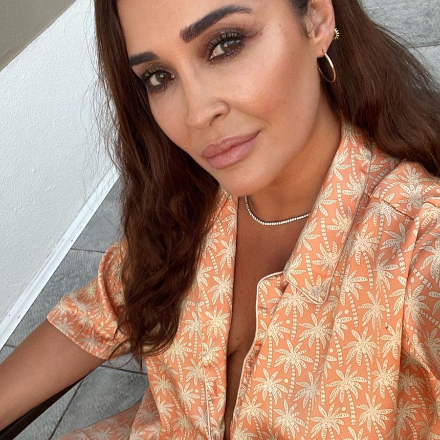 Así de sexy ha llevado Vicky Martín Berrocal una de las camisas pijameras favoritas de las influencers. Es de la nueva colección de Zara.