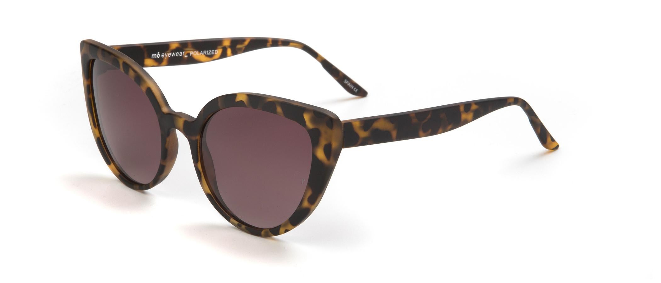 Son EL ACCESORIO. Y no solo para protegerte del sol, también para salir bien en las fotos. Detrás de unas gafas tan estlosas, ¿quién no va a estar glamurosa? Este modelo es de Mó, de su última colección con la actriz Adriana Ugarte como imagen.