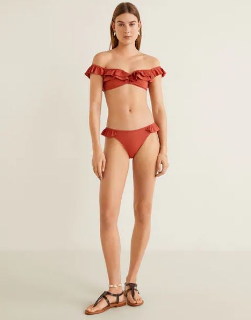 Los volantes vienen pisando fuerte esta temporada en la ropa de baño y con este bikini de Mango irás a la última. Top (19,99 euros). Braga (15,99 euros).