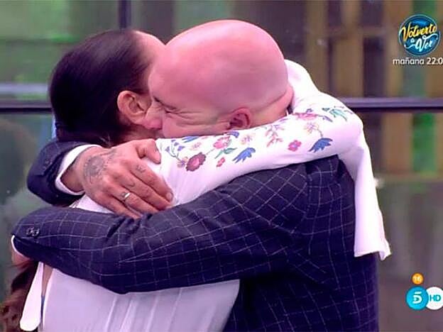Momento del abrazo entre Isabel Panoja y Kiko Rivera.