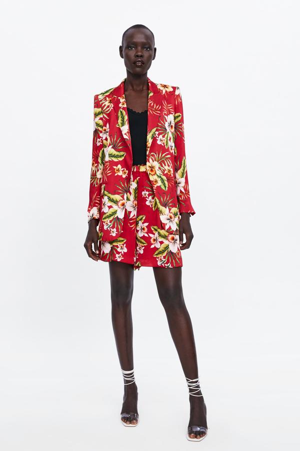 Nuestro favorito para la primavera, sin duda, es este traje de chaqueta (39.95 euros) y bermudas (25.95 euros) con estampado floral sobre fondo rojo de Zara.