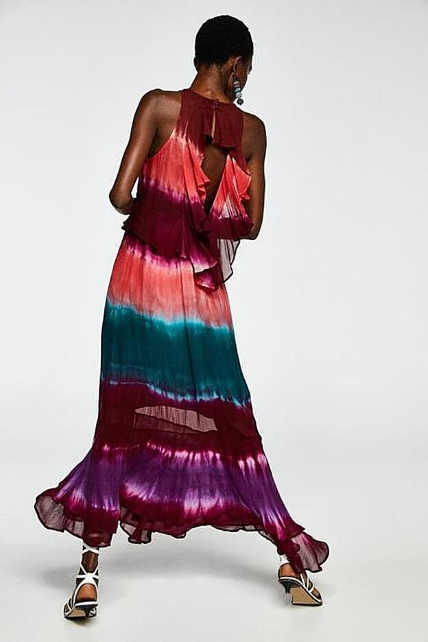 Su detalle escotado en la espalda con volantes lo convierte en una de las prendas más especiales de la firma.