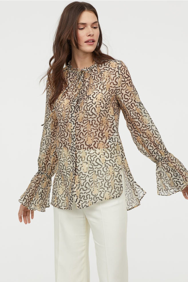 Blusa con lyocell en color beige claro y lazada en el cuello: 59,99 euros en H&M.