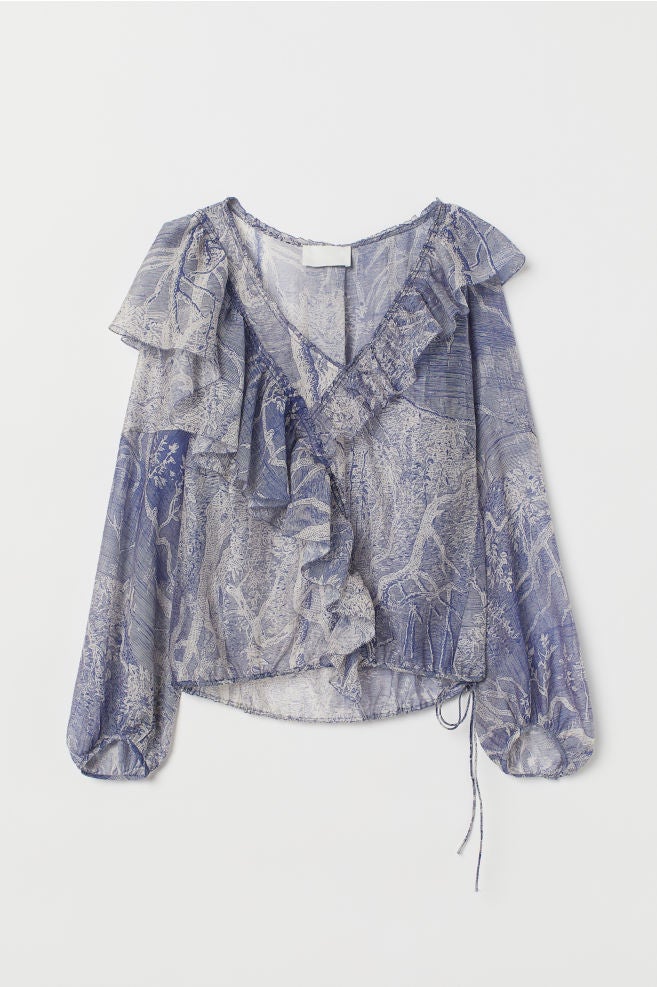 Blusa vaporosa con lyocell: 59,99 euros en H&M.