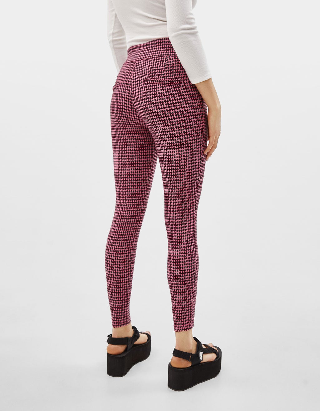 Legging con cremallera de Bershka: 17,99 euros. Disponible en más tonos.