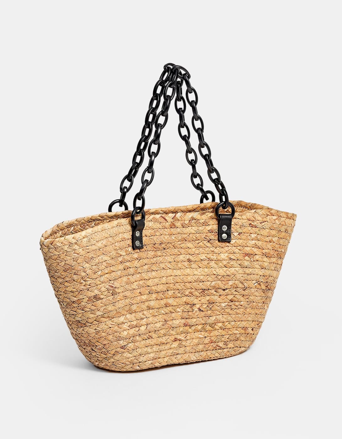 Capazo con asas de madera en color negro: 29,99 euros en Stradivarius.