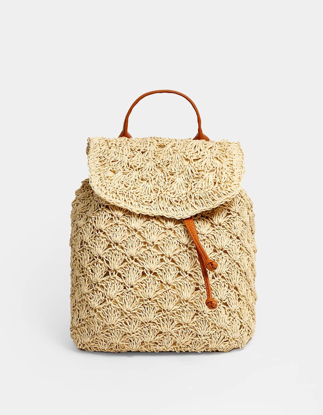 Mochila de crochet en color beige: 25,99 euros en Stradivarius.