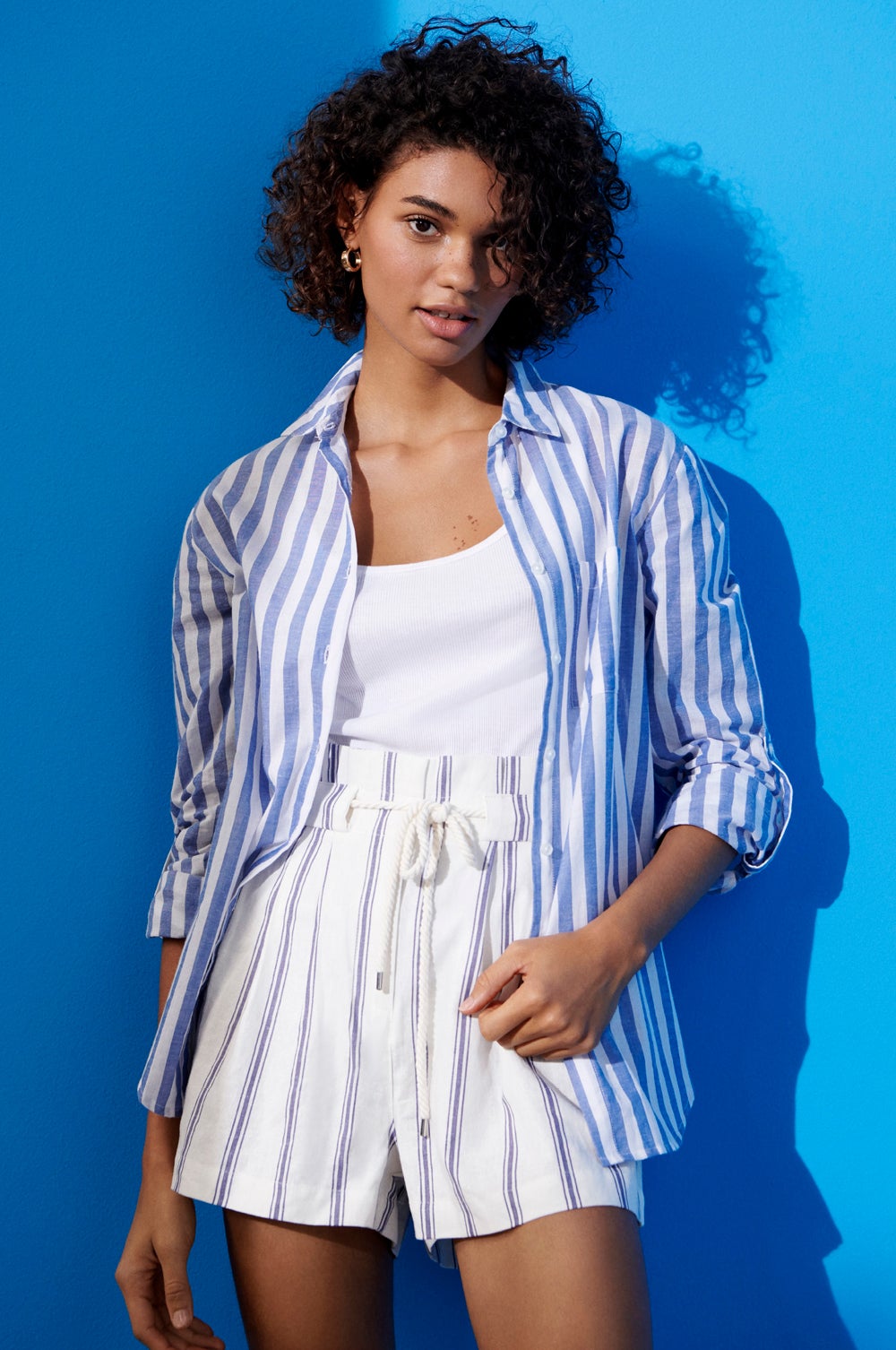 Camisa a rayas azules: 9 euros en Primark.